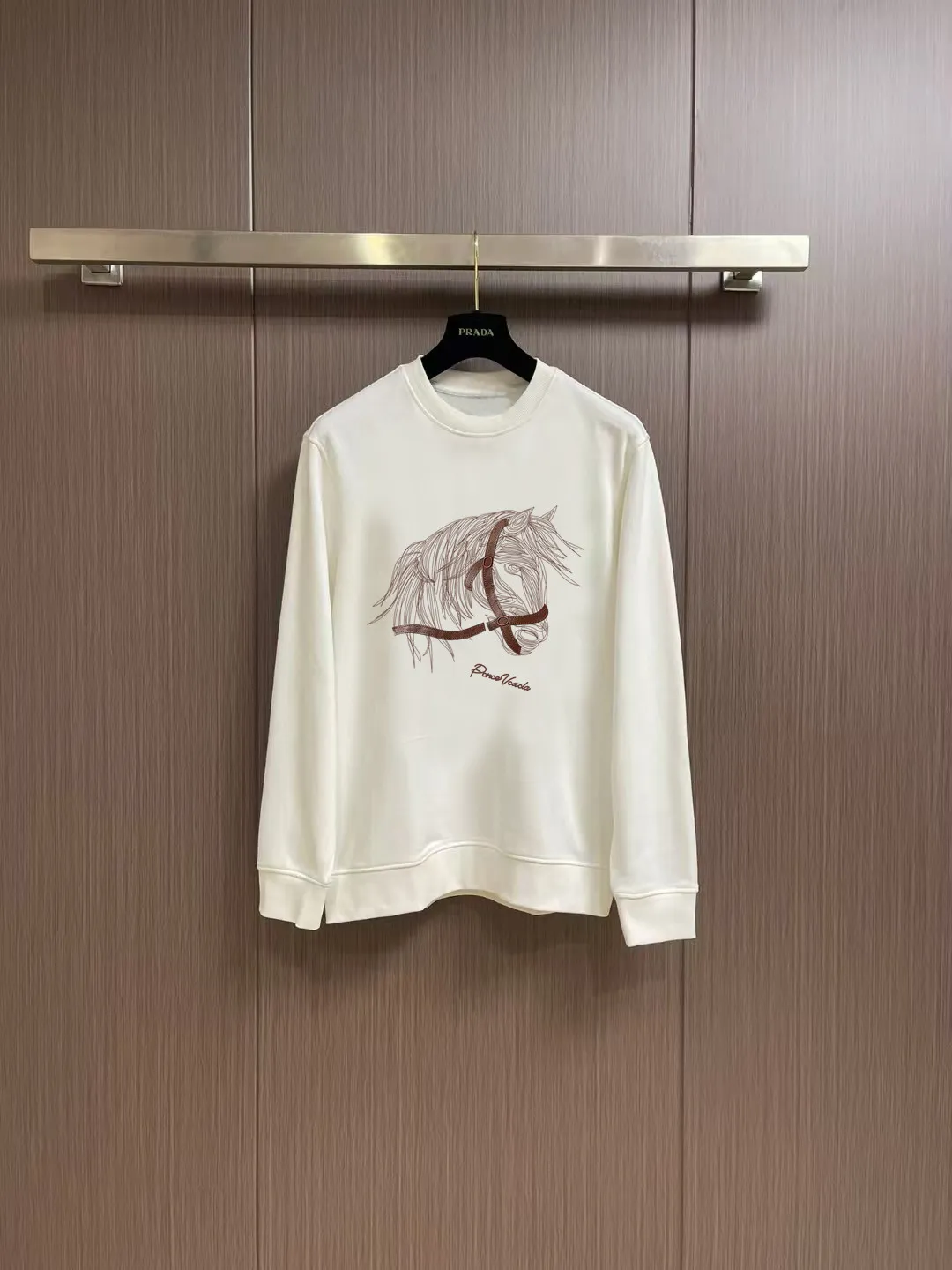 Hermès 2026FW Autumn and Winter New Arrival round neck sweatshirt, simple yet stylish Retro, custom terry fabric, solid feel, very classy, ​​close-fitting, soft and delicate, very refined and tasteful, in line with the current trend aesthetic. Size Shoulder width Chest Sleeve length Clothes length M: 48 53 57.5 64 L: 49.5 55 59 66